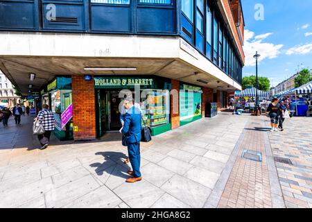 London, Großbritannien - 21. Juni 2018: Einfahrtsschild von Holland und Barrett Health Food Lebensmittelgeschäft und Menschen, die auf dem Bürgersteig an Tachbrook Loca vorbeigehen Stockfoto