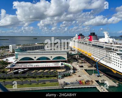 Orlando, FL USA - 8. Januar 2022: Das Disney Cruise Line Gebäude und das Kreuzschiff Fantasy am Dock in Port Canaveral, Florida. Stockfoto