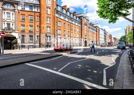 London, Großbritannien - 21. Juni 2018: Zentrum der Innenstadt mit Backsteinhaus-Apartment-Gebäude für Peabody Wohnkomplex auf Vauxhall Bridge Straße Straße Stockfoto