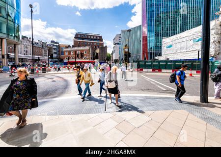 London, Großbritannien - 21. Juni 2018: Viele Fußgänger, die den Verkehr auf der Straße überqueren, pendeln morgens durch Little Ben im Zentrum der Innenstadt Stockfoto