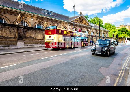 London, Großbritannien - 21. Juni 2018: Autos und BigBus Big Tour Bus Doppeldecker auf der Straße am Buckingham Palast mit schwarzem Taxi und Royal Mews Gebäude Stockfoto