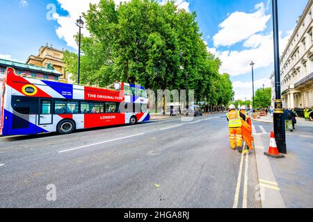 London, Großbritannien - 21. Juni 2018: Buckingham Palace und Schild für Hop-on-Hop-off der Original Tour Doppeldecker rot weiß blau Bus mit Menschen Bau Stockfoto