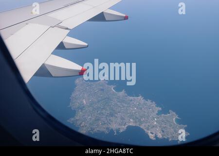 Luftaufnahme von Guernsey aus einem Flugzeug von British Airways, UK Crown Dependency, Channel Islands, Juli 2021 Stockfoto