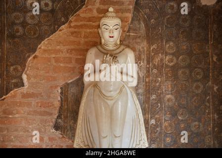 Ein Buddha-Bild in einer kleinen Pagode in Bagan, Myanmar Stockfoto