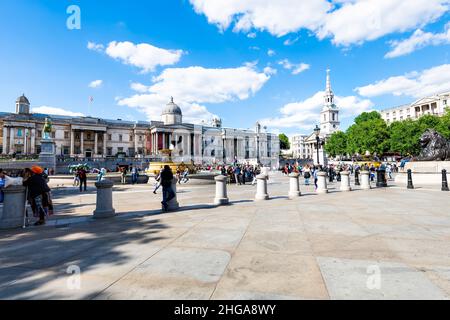 London, Großbritannien - 21. Juni 2018: National Gallery of London Außenfassade Weitwinkelansicht mit Menschen, die an sonnigen Sommertagen auf dem Trafalgar Square draußen spazieren Stockfoto