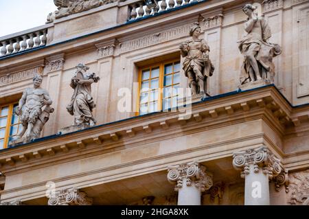 Barocke Architektur des französischen Schlosses Versailles in der Nähe von Paris. Stockfoto