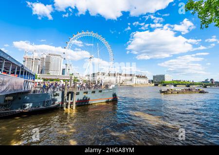 London, Großbritannien - 21. Juni 2018: Viele Touristen sitzen in einem Schiffs-Pub namens Tattershall Castle auf der Themse mit Blick auf die London Eye-Ferris Stockfoto