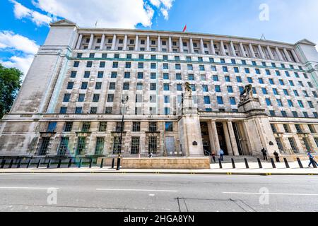 London, Großbritannien - 21. Juni 2018: Groverment-Gebäude des Londoner Verteidigungsministeriums mit Außenfassade, Weitwinkel-Ansicht mit Sicherheitsleuten auf der Whitehall Street Stockfoto