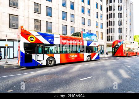 London, Großbritannien - 21. Juni 2018: Hop on Hop off der Original Tour Doppeldecker rot weiß blau Bus-Schild auf der Innenstadt Straße mit Menschen zu Fuß Stockfoto