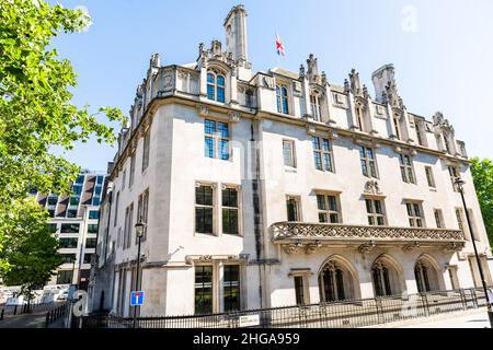 London, Großbritannien - 22. Juni 2018: Die Fassade der Supreme Royal Courts of Justice befindet sich im Sommer im Zentrum der Innenstadt auf der Broad Sanctuary Stree Stockfoto