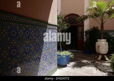 Maurische Fliesen im Innenhof der Kathedrale von Saint Mary the Crowned, Gibraltar, Juli 2021 Stockfoto