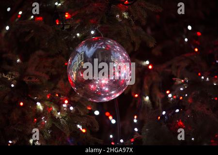 In Covent Garden, im Zentrum von London, werden am Nachrichtenabend festliche Lichter gesehen. Stockfoto