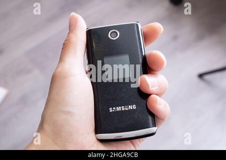 Weißrussland, Novopolotsk - 19. januar 2022: Altes samsung-Handy in der Hand Nahaufnahme Stockfoto