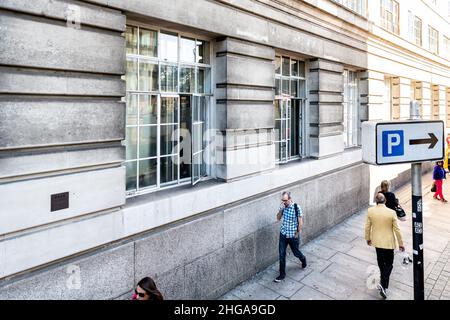 London, Großbritannien - 22. Juni 2018: Blick aus der Perspektive auf die Westminster Bridge Street mit Geschäftsleuten, die auf dem sonnigen Bürgersteig am Sommertag spazieren gehen Stockfoto