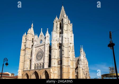 Zentrale Fassade, Türme und Rosette der Kathedrale von Leon, Castilla y Leon, Spanien. Stockfoto
