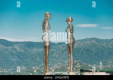 Batumi, Adjara, Georgia. Bewegte Metallskulptur von georgischen Bildhauer Tamara Kvesitadze im Jahr 2007, mit dem Titel man and Woman or Ali and Nino. Stockfoto