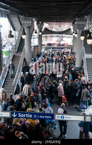 U-Bahn-Station 5 Rue Guy Patin mit großen kannelierten Säulen und Doppeltreppe in Paris, Frankreich. Stockfoto