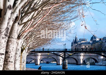 Brücken auf der seine in Paris und der mittelalterliche Palast der Conciergerie mit Türmchen und Zinnenwänden. Stockfoto
