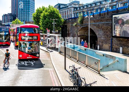 London, Großbritannien - 22. Juni 2018: Blick auf die Straße von der U-Bahnstation Waterloo mit rotem Doppeldeckerbus an der Haltestelle Tenison Way in sonniger Summe Stockfoto