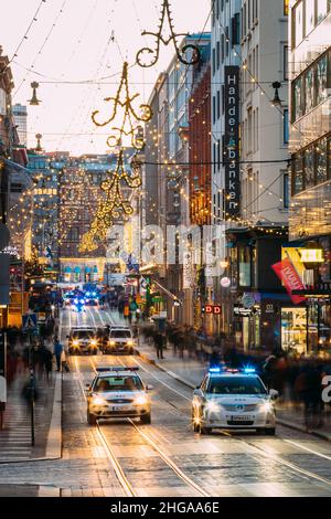 Helsinki, Finnland. Die Polizei sorgt für Sicherheit in Der Aleksanterinkatu Straße. Festliche Illuminationen Blick Auf Die Aleksanterinkatu Straße Im Kluuvi Bezirk Stockfoto