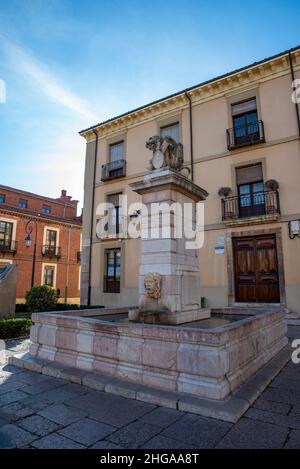 Brunnen von San Isidoro vor der Stiftskirche von San Isidoro in Leon Stockfoto