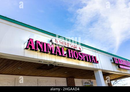 Sterling, USA - 13. März 2021: Loudoun County, Virginia, Außeneingang zum Heritage Animal Hospital, ohne dass sich ein Schild für Tierärzte in der Nähe befindet Stockfoto