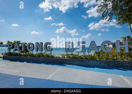 Patong-Strandschild auf der Insel Phuket, Thailand. Das große Wahrzeichen von Phuket am Strand, ein beliebtes Ausflugsziel für Touristen. Stockfoto