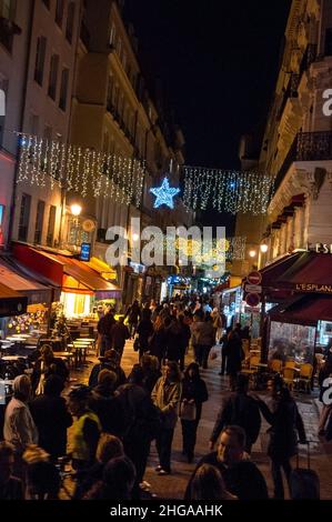 Die Fußgängerzone der Rue Montogueil mit Lebensmittelverkäufern in Paris, Frankreich. Stockfoto