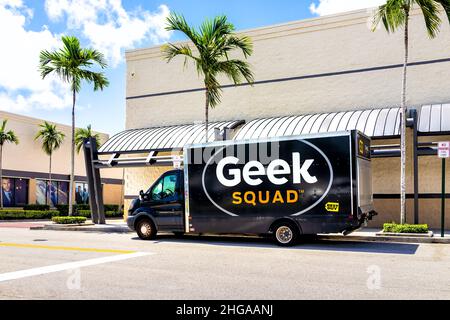 Miami, USA - 18. Juli 2021: Schild Werbung für Best Buy Store Geek Squad Reparatur van LKW auf Parkplatz in Florida mit Palmen an sonnigen Tag Stockfoto