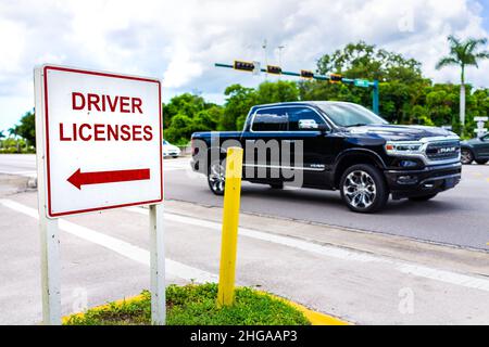 Naples, Florida - 9. August 2021: Straße in der Innenstadt mit Auto- und Straßenschildern für den Weg zum Führerscheinbüro zur Erneuerung Stockfoto