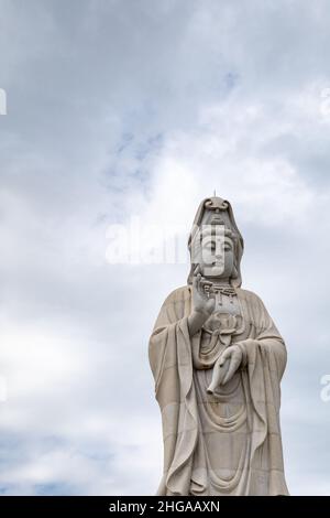 Kanchanaburi, Thailand - Dezember 2021: Buddhistische Statue in der Kuang-im-Kapelle, einem neuen und unvollendeten buddhistischen Tempel im chinesischen Stil Stockfoto