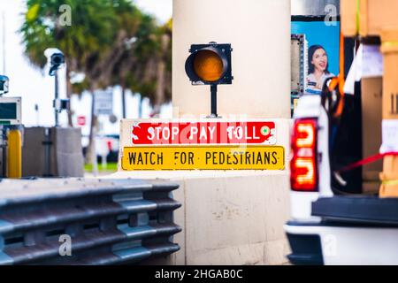 Miami, USA - 5. August 2021: Sunpass Sun Pass roten Stopp zahlen für Mautwache für Fußgänger Zeichen mit Überwachungskameras auf der i-75 Straße Florida Interstate h Stockfoto