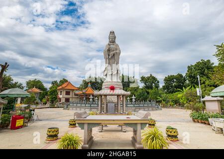 Kanchanaburi, Thailand - Dezember 2021: Buddhistische Statue in der Kuang-im-Kapelle, einem neuen und unvollendeten buddhistischen Tempel im chinesischen Stil Stockfoto