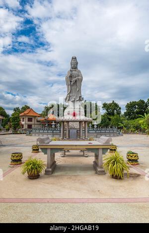 Kanchanaburi, Thailand - Dezember 2021: Buddhistische Statue in der Kuang-im-Kapelle, einem neuen und unvollendeten buddhistischen Tempel im chinesischen Stil Stockfoto