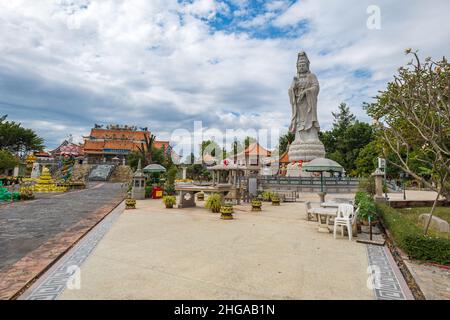 Kanchanaburi, Thailand - Dezember 2021: Die Kuang-im Kapelle, ein neuer und unvollendeter buddhistischer Tempel im chinesischen Stil, der sich am Ufer des Flusses Kwai befindet Stockfoto