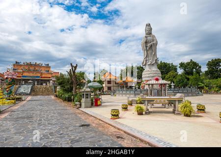 Kanchanaburi, Thailand - Dezember 2021: Die Kuang-im Kapelle, ein neuer und unvollendeter buddhistischer Tempel im chinesischen Stil, der sich am Ufer des Flusses Kwai befindet Stockfoto