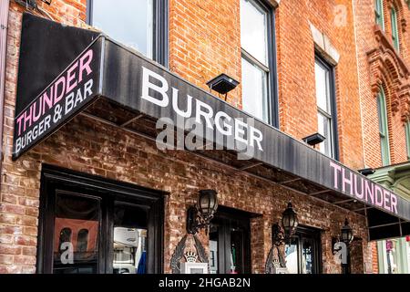 Washington DC, USA - 18. August 2021: Georgetown M Street niemand Schild für Thunder Burger und Bar Food Restaurant Gebäude Außenwand Backsteinarchitektur Stockfoto