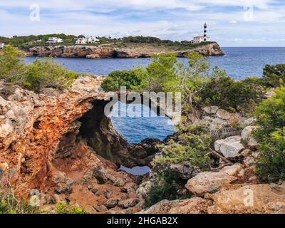 Natürlicher Bogen gegenüber dem Leuchtturm von Portocolom oder Porto Colom, Mallorca, Mallorca, Balearen, Spanien Stockfoto