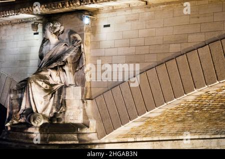Die Statue des Landsieges auf der Brücke Pont des Invalides in Paris, Frankreich. Stockfoto