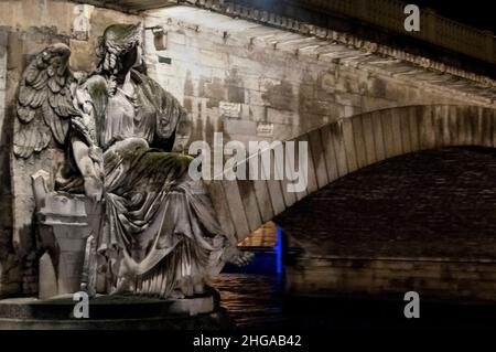 Martime Victory Statue auf der Pont des Invalides in Paris an der seine, Frankreich. Stockfoto