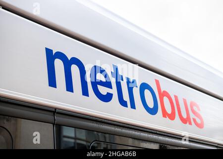 Washington DC, USA - 18. August 2021: District of Columbia Washington DC Downtown Street Road mit Nahaufnahme von MetroBus Metro Bus öffentlichen Verkehrsmitteln Stockfoto