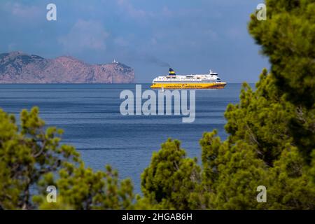 Fähre der Corsica Ferries - Sardinia Ferries Linie und ein kleines Segelboot vor dem Cap de Formentor, Mallorca, Balearen, Spanien Stockfoto