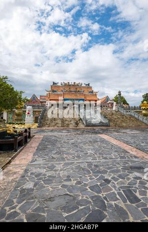 Kanchanaburi, Thailand - Dezember 2021: Die Kuang-im Kapelle, ein neuer und unvollendeter buddhistischer Tempel im chinesischen Stil, der sich am Ufer des Flusses Kwai befindet Stockfoto