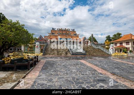 Kanchanaburi, Thailand - Dezember 2021: Die Kuang-im Kapelle, ein neuer und unvollendeter buddhistischer Tempel im chinesischen Stil, der sich am Ufer des Flusses Kwai befindet Stockfoto