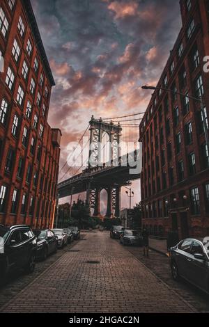 Irgendwo in Brooklyn gibt es eine absolut erstaunliche Aussicht. (Dies ist ein Ort namens Dumbo und es hat einen tollen Blick auf die Manhattan Bridge) Stockfoto