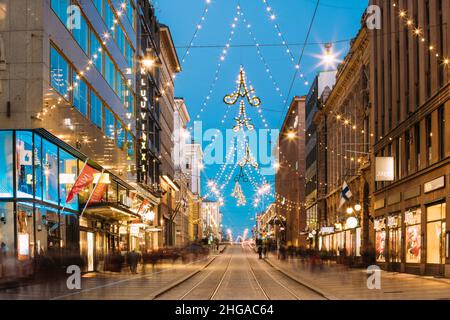 Helsinki, Finnland. Nachtansicht Der Aleksanterinkatu Straße Mit Eisenbahn Im Kluuvi Bezirk Am Abend Weihnachten Weihnachten Neujahr Festliche Beleuchtung Stockfoto