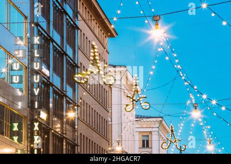 Helsinki, Finnland. Abend Weihnachten Weihnachten Neujahr Festliche Beleuchtung Hängen An Elektrischen Drähten Auf Aleksanterinkatu Street Stockfoto