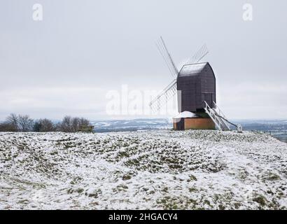 Brill Windmühle in Oxfordshire an einem verschneiten Tag im Winter. Stockfoto