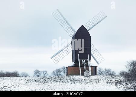 Brill Windmühle in Oxfordshire an einem verschneiten Tag im Winter. Stockfoto