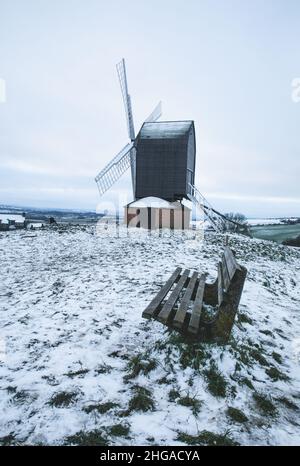 Brill Windmühle in Oxfordshire an einem verschneiten Tag im Winter. Stockfoto